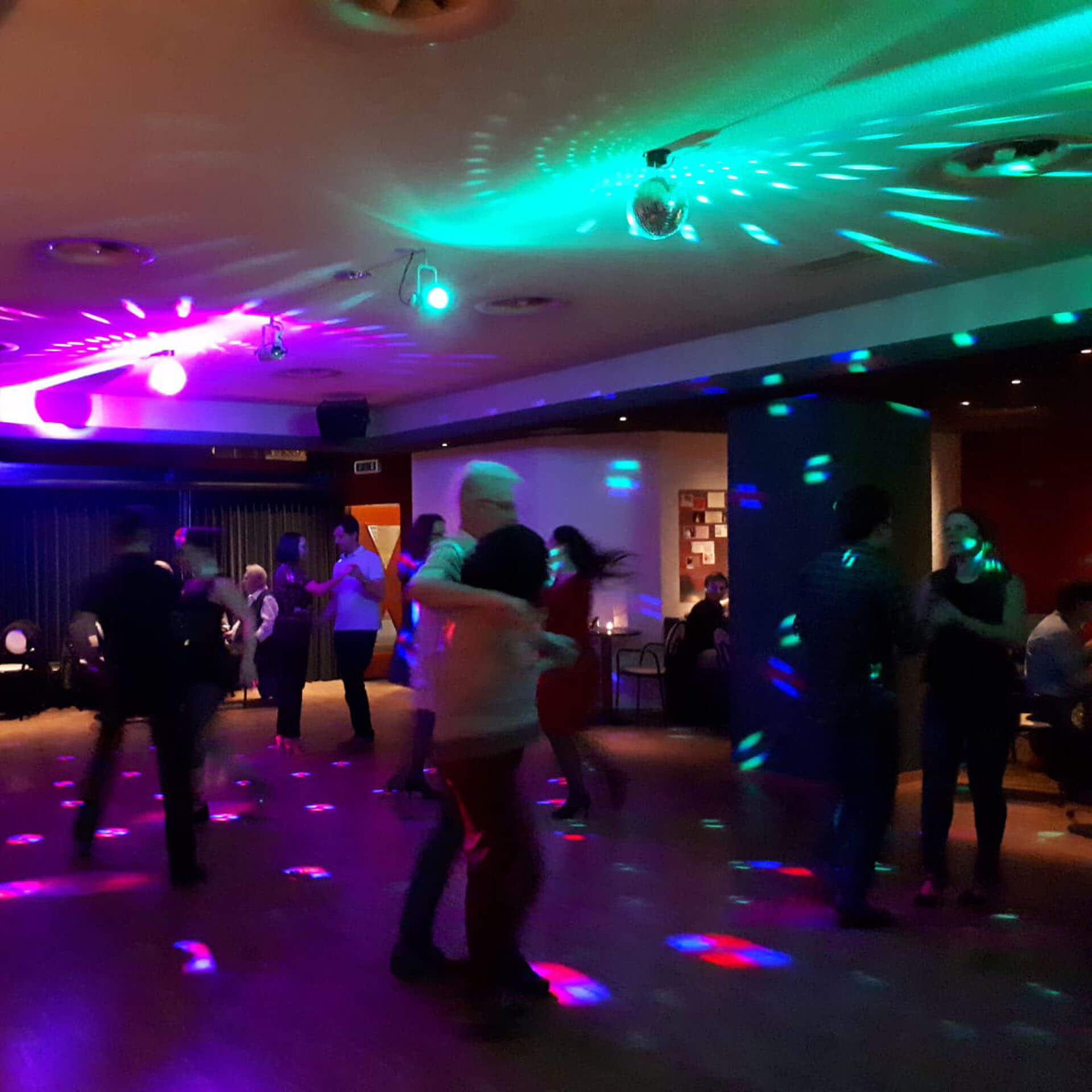 Die monatliche Tanzparty ist ein geselliger Event und auch eine Tanz- und Übungsgelegenheit