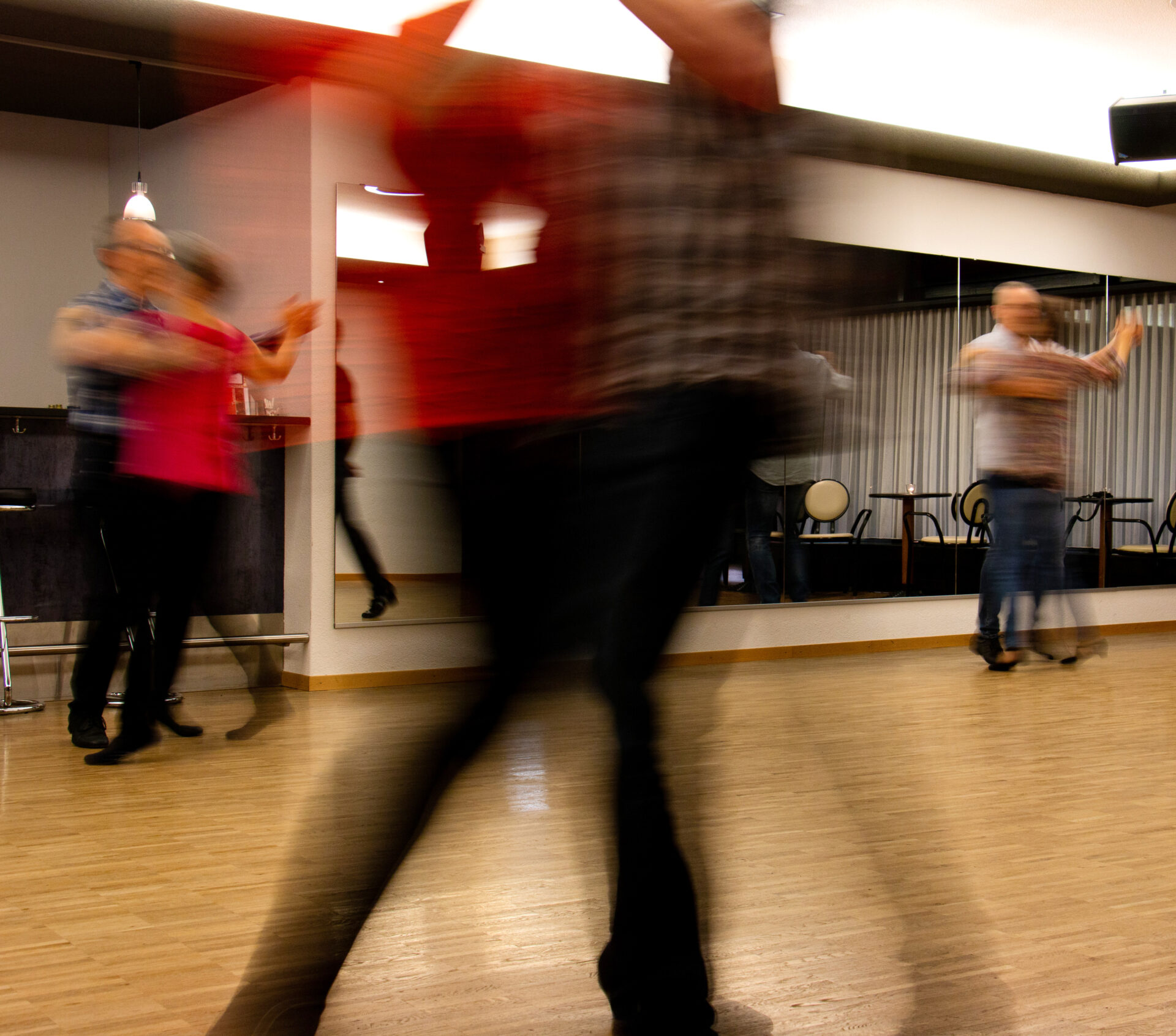 Einige unserere Tänzerinnen und Tänzer der Generation Ü50 ziehen einen Tanzkurs unter gleichaltrigen vor. Unsere Ü50-Tanzkurse erfreuen sich grosser Beliebtheit