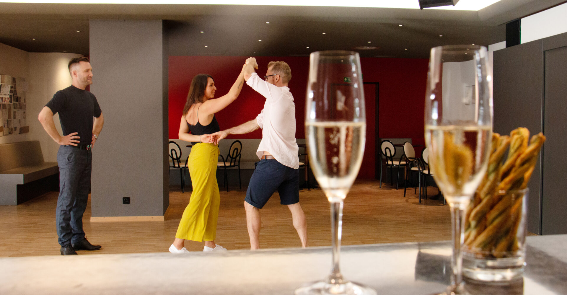 Ein junges Paar lernt neue Figuren in der Privatstunde