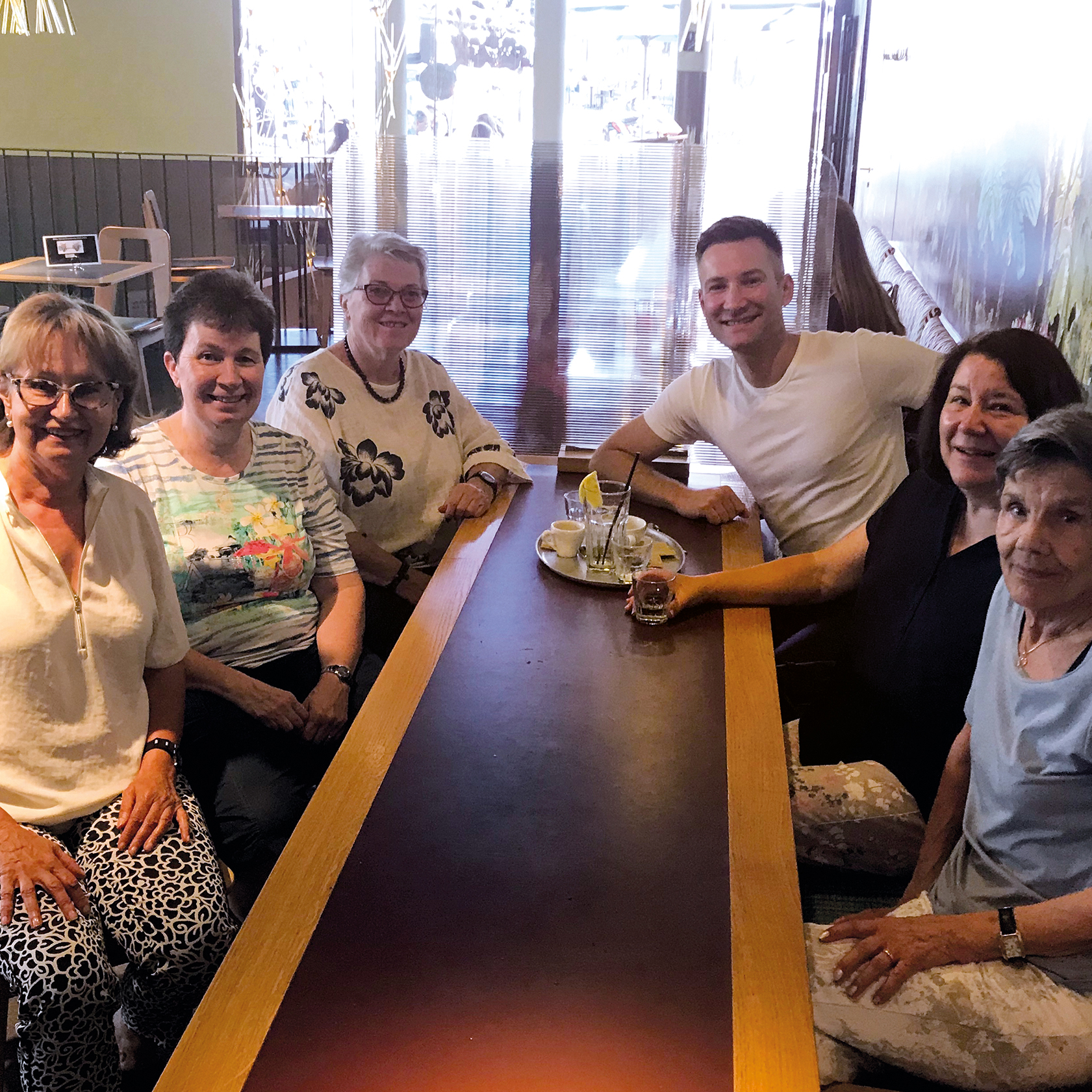 Tanzlehrer und Teilnehmerinnen des Everdance Tanzkurses beim geselligen Apéro im Restaurant