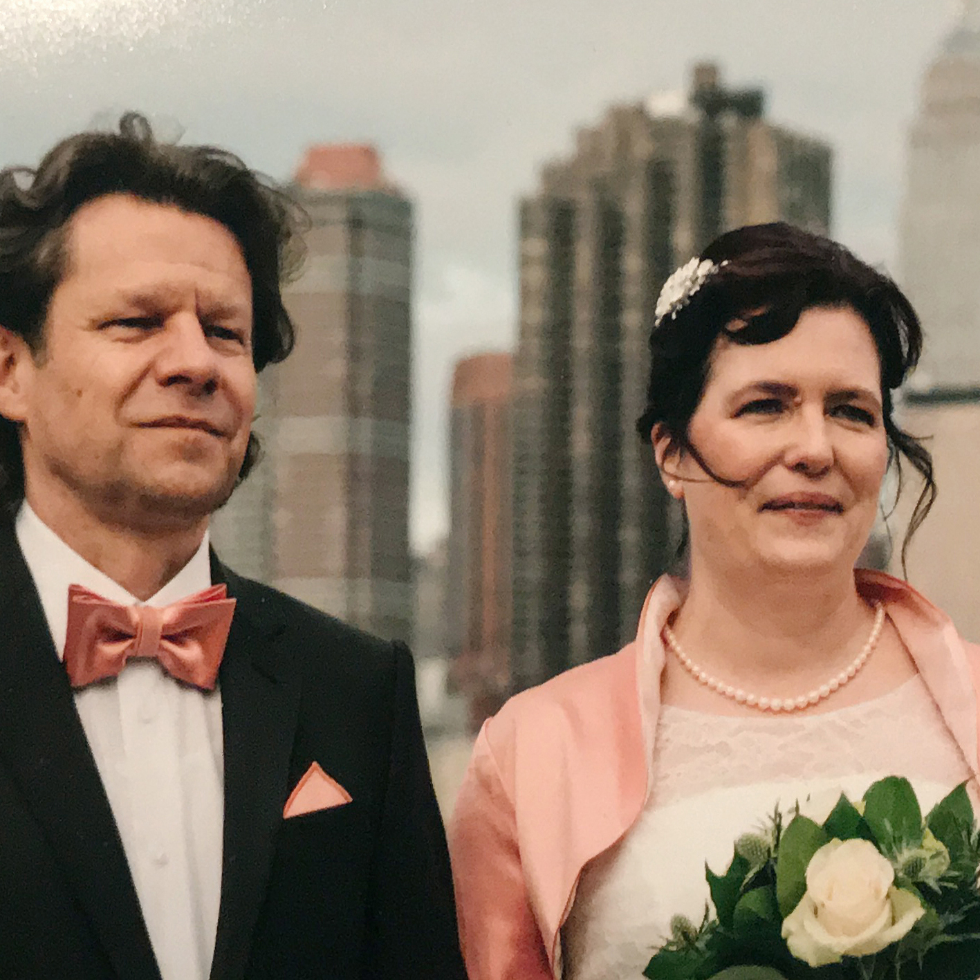 Hochzeitsfoto eines unserer Hochzeitspaare. Im Hintergrund die Skyline von New York