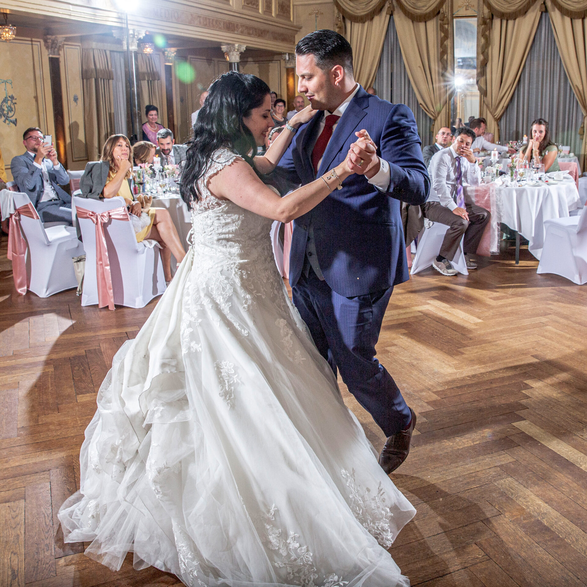 Ein Hochzeitspaar schickt ein Foto von ihrem grossen Auftritt und bedankt sich für das Coaching