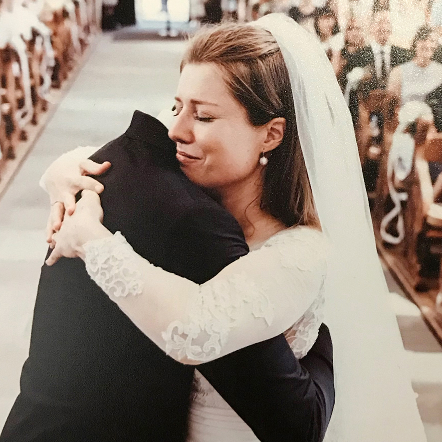 Ein glückliches Hochzeitspaar vor dem Altar