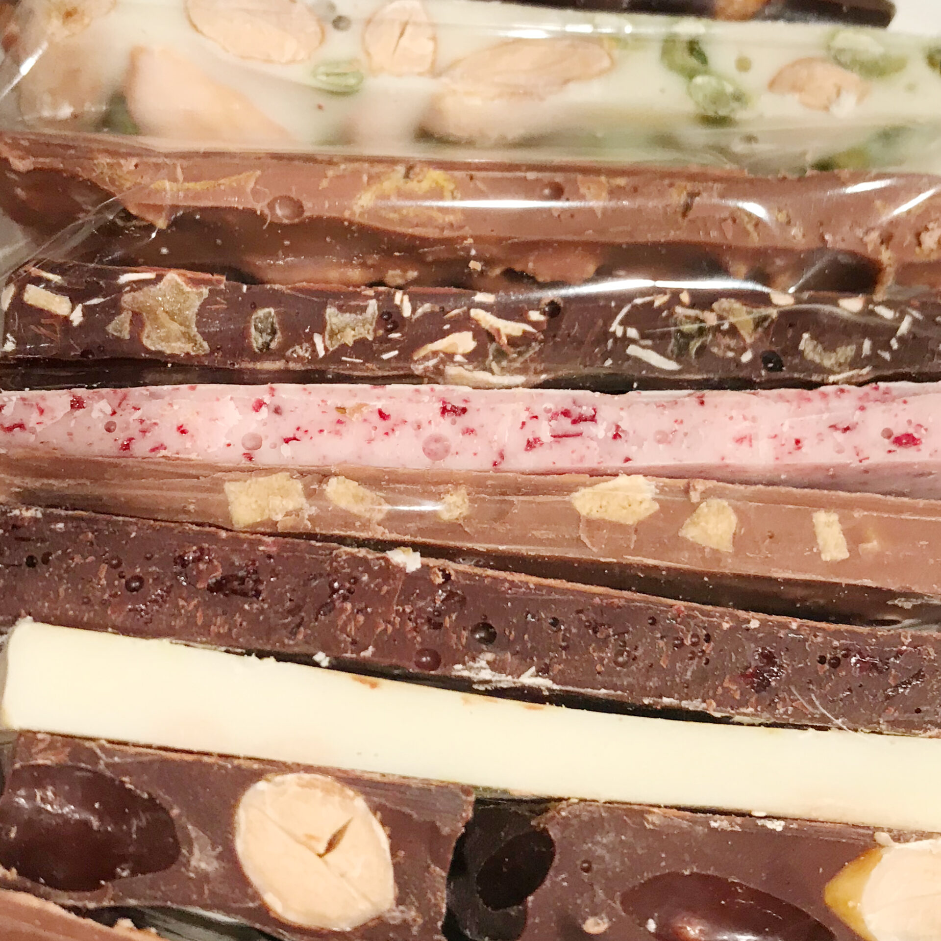 Zufriedene Kunden haben sich mit einem Stapel Schokolade bei uns bedankt