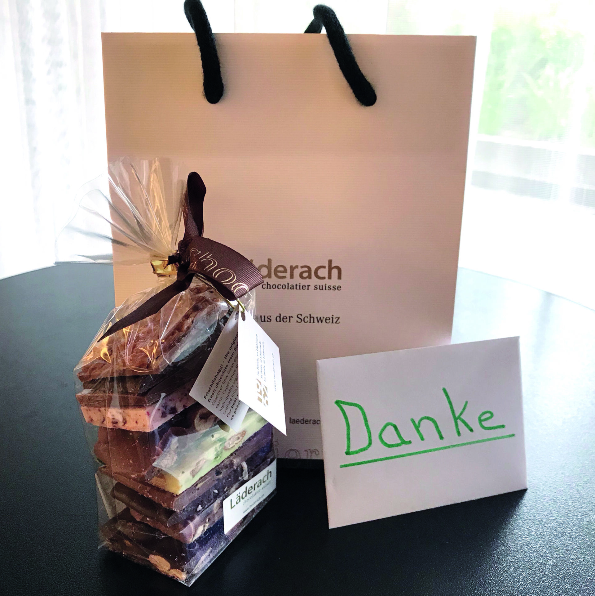 Geschenk und Dankeskarte von zufriedenen Kunden