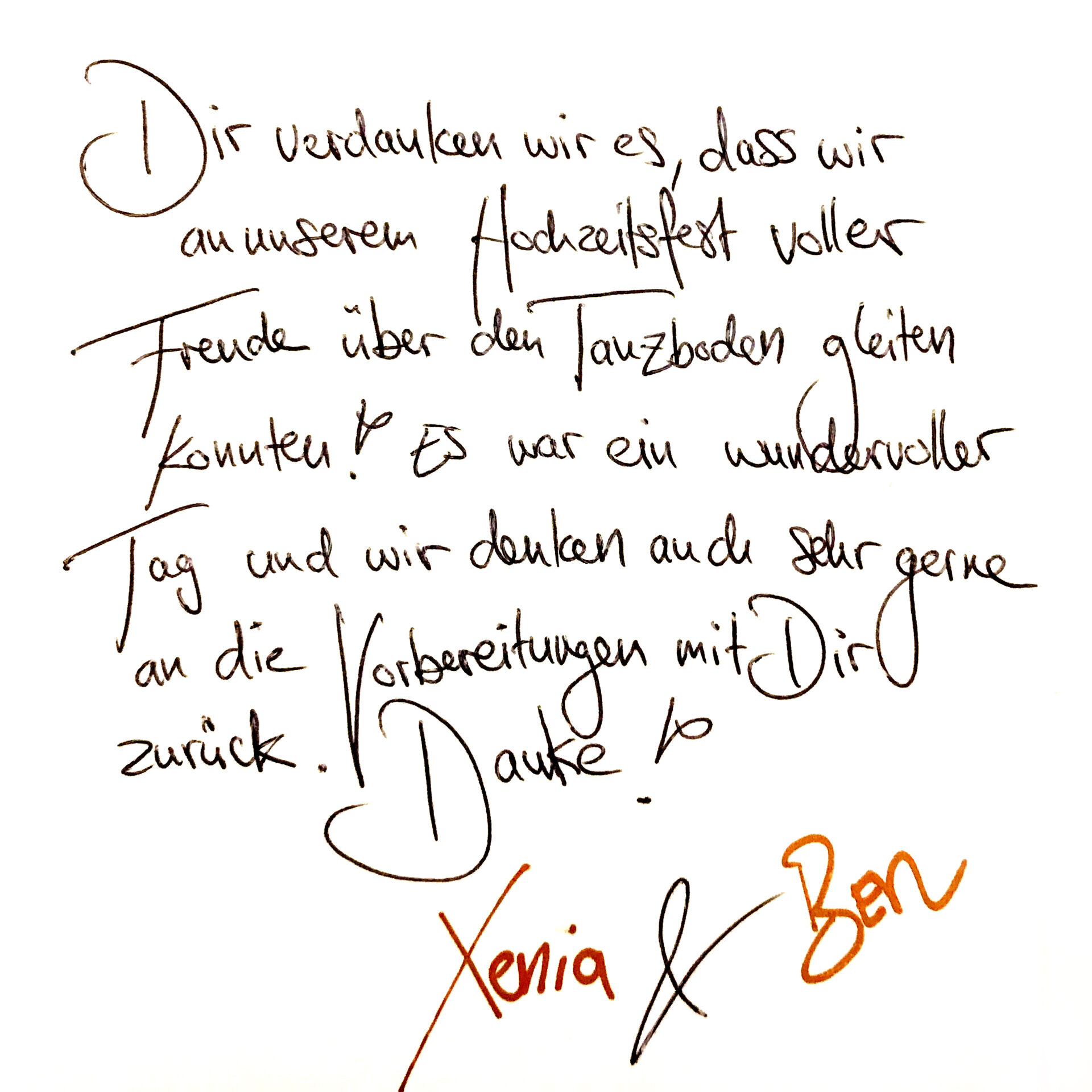 Ein Hochzeitspaar bedankt sich mit einer Karte für die Vorbereitung des Hochzeitstanzes