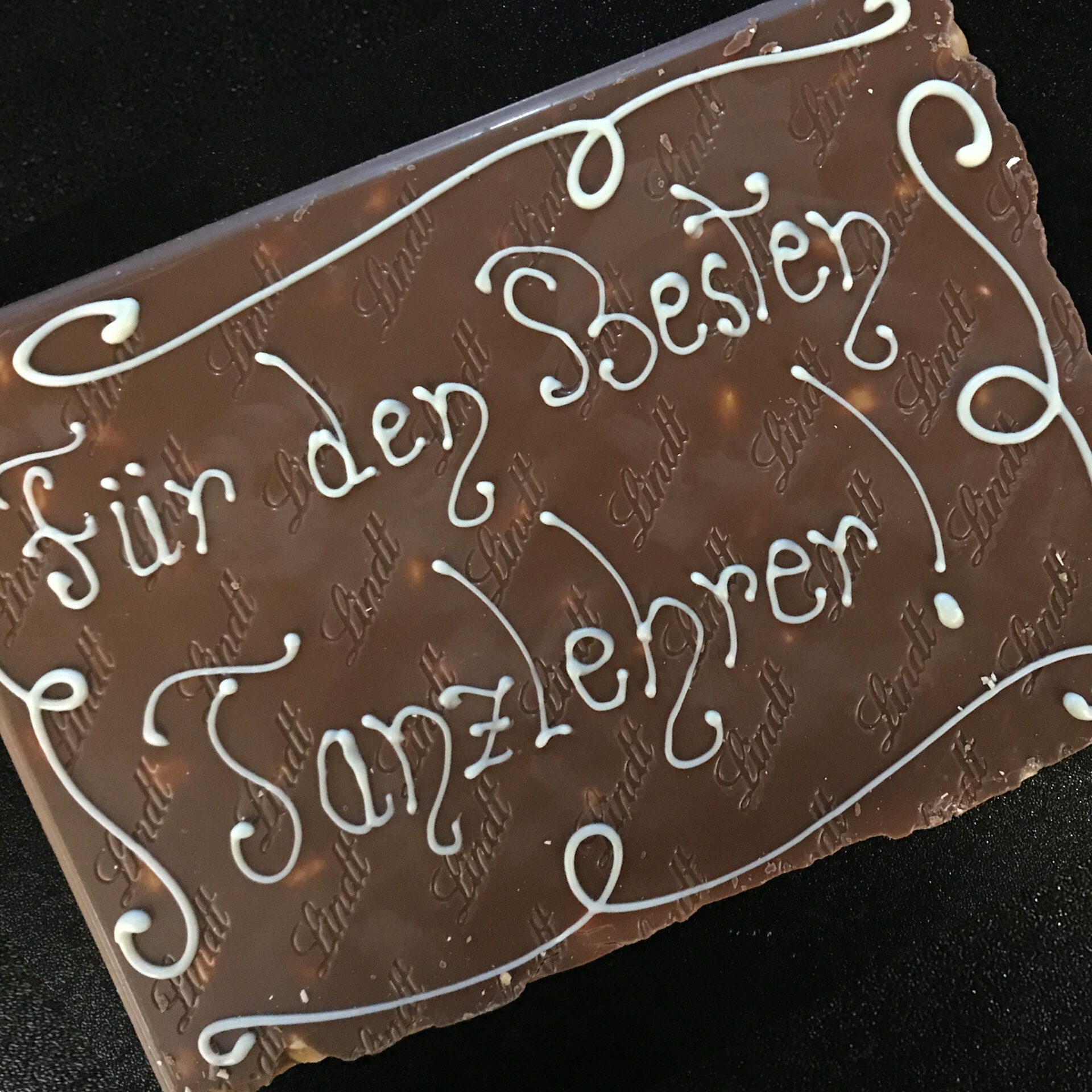 Ein süsses Geschenk einer zufriedenen Kunden: Eine Tafel Schokolade mit der Aufschrift "Für den Besten Tanzlehrer!"